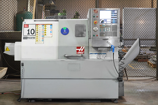 Quelles sont les mesures de sécurité à prendre lors de l'utilisation de machines d'emboutissage de métaux ?