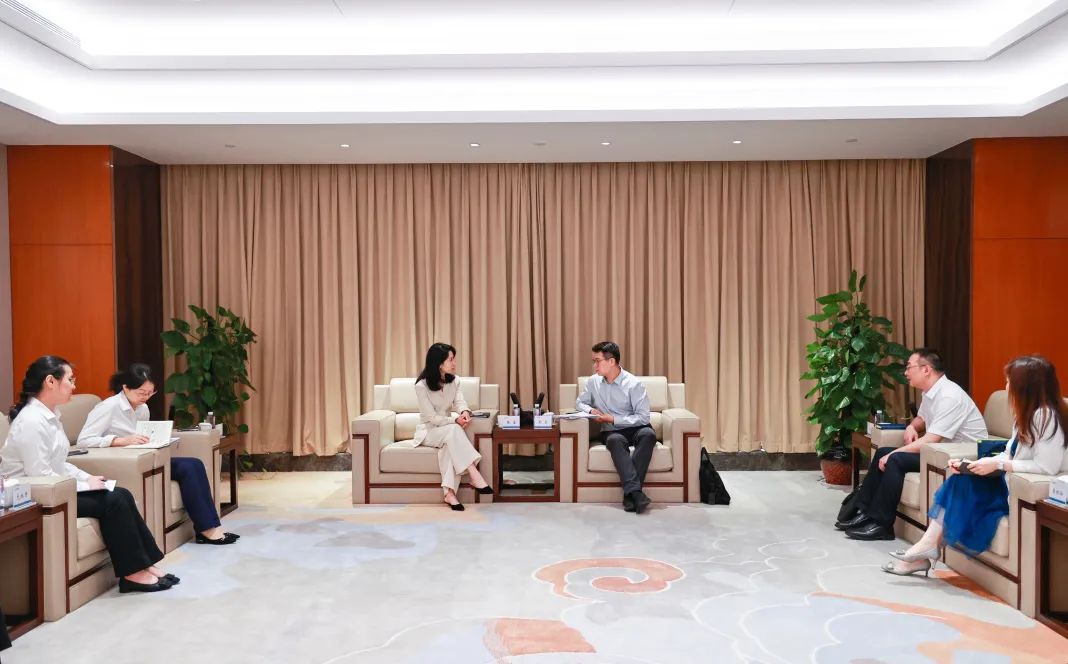 Peng Hao, Party Secretary and President of the Zhejiang Branch of the Export-Import Bank of China, visited Tongkun for research.