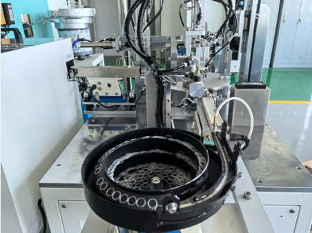 Fully automatic ring-tying equipment