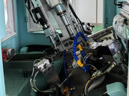 Automatic tapping machine